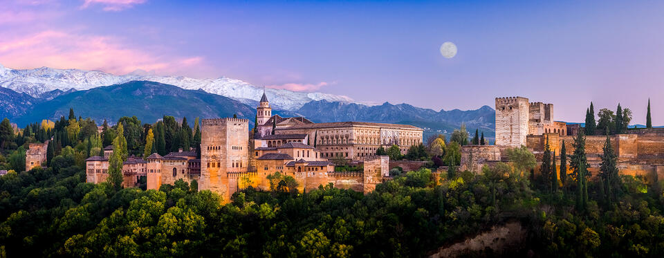 Luna Sobre Alhambra